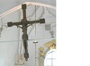 Kyrkorummet. 
Ett stort medeltida krucifix av trä hänger i triumfbågen.