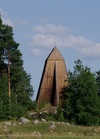 Klockstapeln som står på en höjd ca 100 meter norr om kyrkan. 
