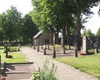 Kyrkogården med gravkapellet/redskapsboden i det nordvästra hörnet.