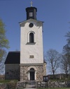 Lundby kyrka med västtornet i förgrunden. 