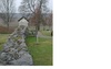 Romfartuna kyrkas kyrkogårdsmur med stiglucka.

Omgärdande kyrkogårdsmur av gråsten i kallmur har putsade, spånklädda stigluckor i norr och söder, varifrån grusgångar leder. 