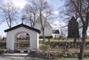 Svedvi Kyrkogård.
Huvudingång till kyrka och kyrkogård är en stiglucka i väster, byggd 1940, ritad av arkitekt Edvard Lundkvist