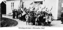 Söndagsskolan framför missionshuset 1942.
