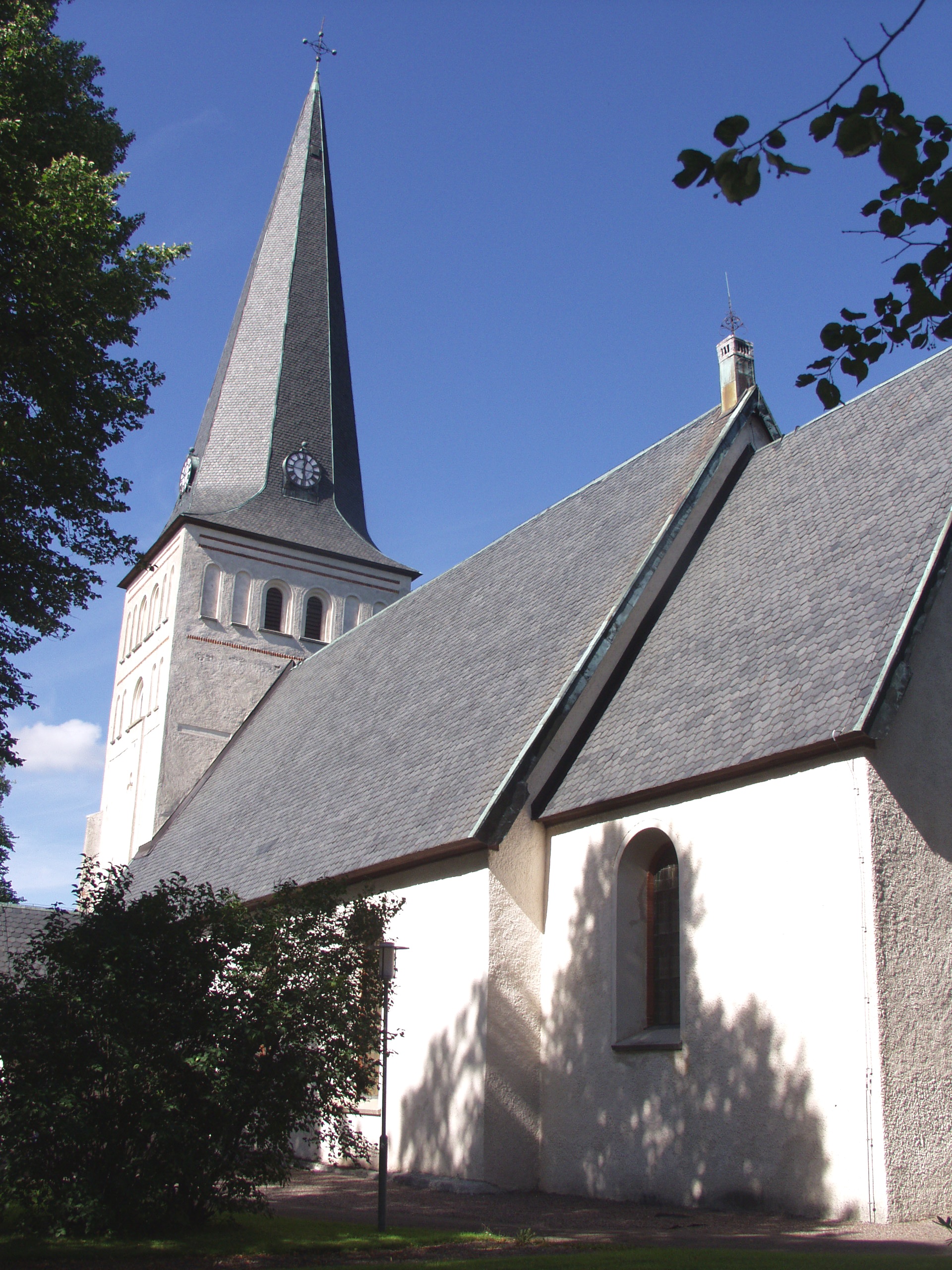 Norbergs kyrka sedd från sydöst.

Kyrkan består till största delen av natursten, har västtorn och ett långhus som i öster är förlängt med ett något lägre och smalare kor. De brant sluttande yttertaken är sedan 1904 skiffertäckta. En skorsten klädd med blyplåt och järnsmide sitter över långhusets östra gavel. Mot söder finns vapenhus med flackare sadeltak, mot norr en långsträckt sakristia med halvvalmat takfall. Väggfälten och grundmurar ovan mark är slagna med grov kalkspritputs. 