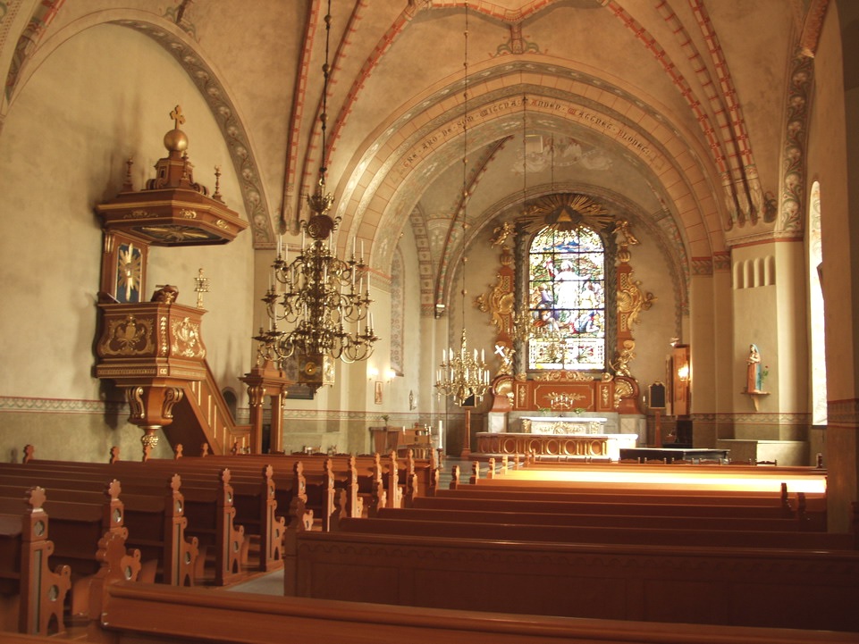 Interiör bild av kyrkorummet sett mot öster.

Konstnären Edvard Bergs dekormålningar från 1904 sätter ännu sin prägel på kyrkorummet; en schablonerad palmettbård löper i brösthöjd längs väggar och valvpelare, valvstrålarna är bandade i varierande färger, i korvalvets kappor är änglar och liljor, i triumfbågen till koret keruber och vita rosor, i fönsternischerna rosor. Tidigare var pilastrarna också bemålade med gula tvärband, men de togs bort 1977-78. 1700-talets altarbord och altaruppsats behölls vid 1903-04 års omgestaltning, i kombination med ett nytt korfönster tillverkat av glasmästeriet Neumann & Vogel i Stockholm. Glasmålningen utfördes efter konstnären H Lindquists skisser. Digitalfoto Rolf Hammarskiöld