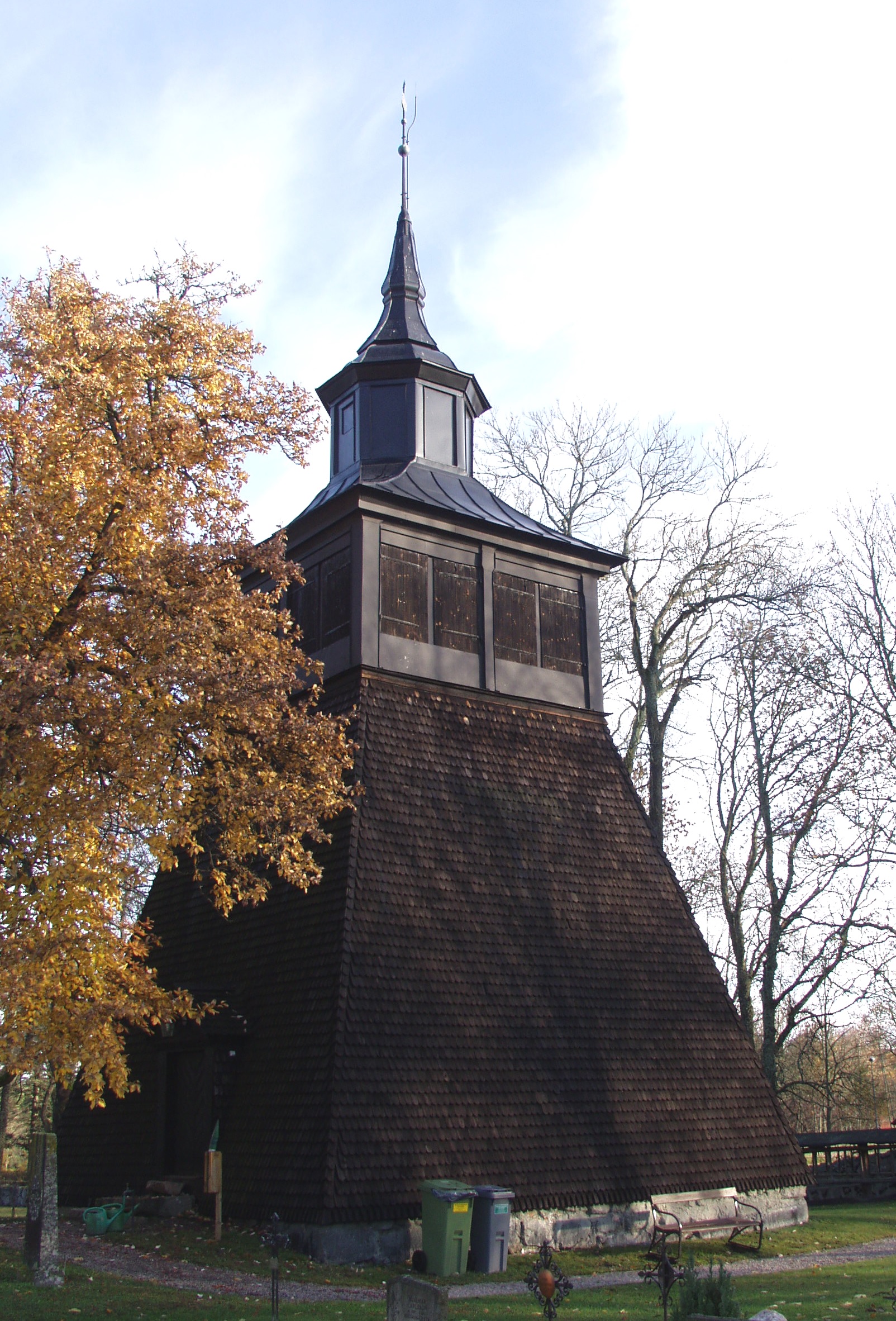 Klockstapeln på kyrkans östra sida uppfördes 1737-40 av byggmästare Lenström. Dess grund består av runda stenar i bruksmur och fasaderna av klingsågade, tjärade spån. Ljudluckorna är av stående bräder sammanhållna med bandgångjärn. Huven är täckt med falsad, svartlackad plåt.
