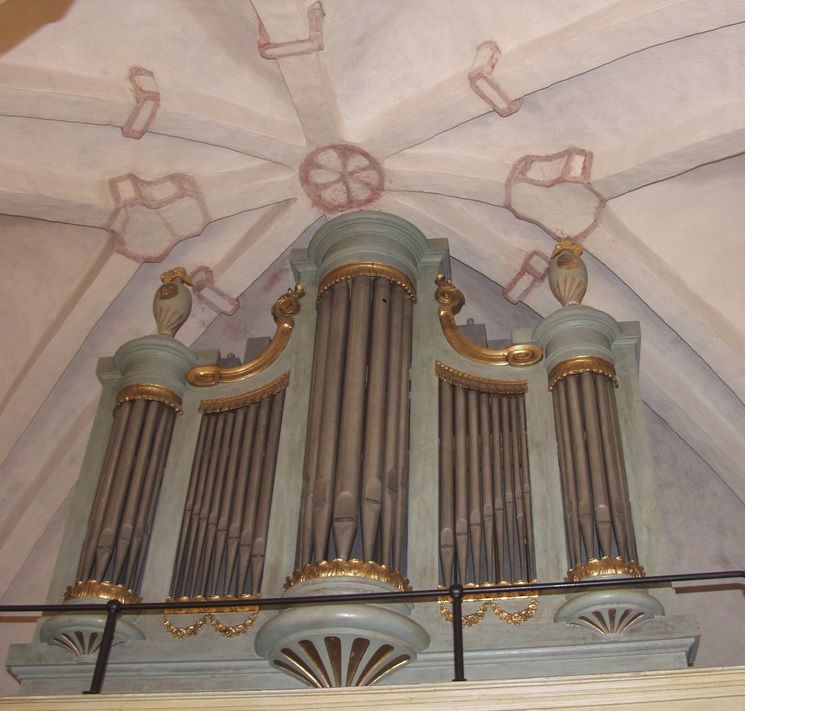 Orgelläktaren.
På läktaren i väster finns ett orgelverk, vars äldsta delar tillika med fasaden tillverkades 1785 av Olof Svan. Dess snickerier är färgsatta i en blågrön nyans och patinerade. 