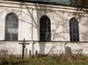 Södra sidan av kyrkans långhus, färdigställt 1893 efter ritningar av Fredrik Liljekvist. I det ursprungliga ritningsförslaget hade väggarna strävpelare, men de utgick vid Överintendent-ämbetets granskning och ersattes med pilastrar. Fönstren är av gjutjärn och taket är sedan 1959 koppartäckt (var tidigare täckt med järnplåt).  
Digitalfoto  Rolf Hammarskiöld
