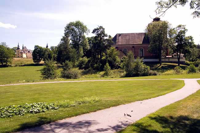 Tyresö kyrka med omgivning. Tyresö slott skymtar till vänster om kyrkan.