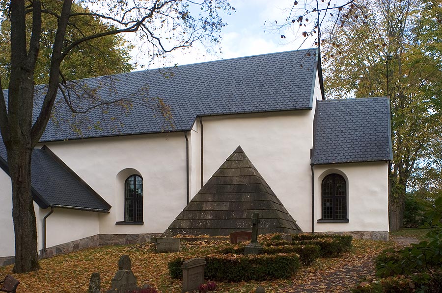 Järfälla kyrka från söder med Adlebergska gravmonumentet.