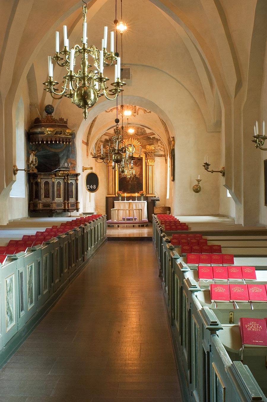 Järfälla kyrka, interiör mot koret i öster.