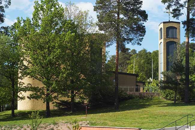 S.t Lukas kyrka med klocktornet från öster