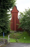 Dalarö kyrka, klockstapeln på berget söder om kyrkan.