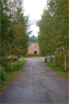 Björkallén som leder fram till kapellet är betydelsefull för upplevelsen av platsen. Denna ingick i arkitektens ursprungliga plan.
