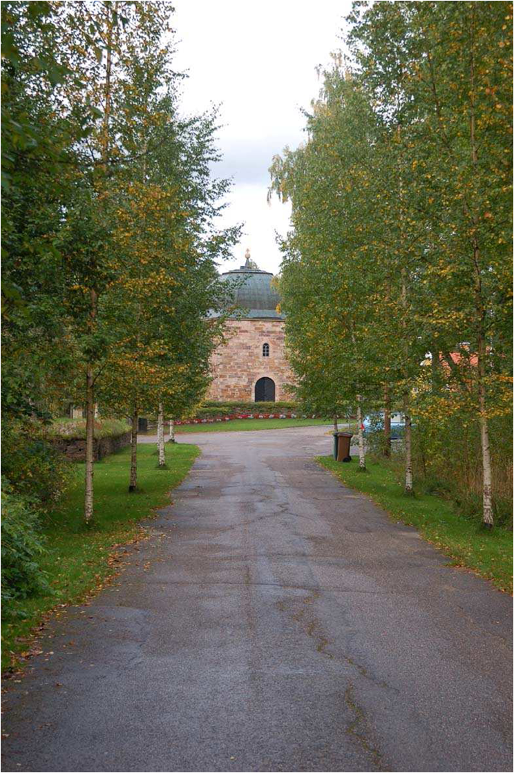 Björkallén som leder fram till kapellet är betydelsefull för upplevelsen av platsen. Denna ingick i arkitektens ursprungliga plan.