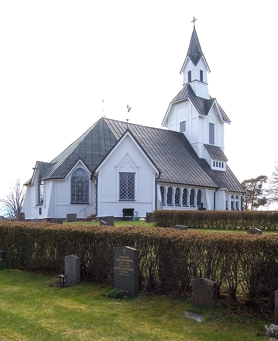 Ljusterö kyrka från nordöst.