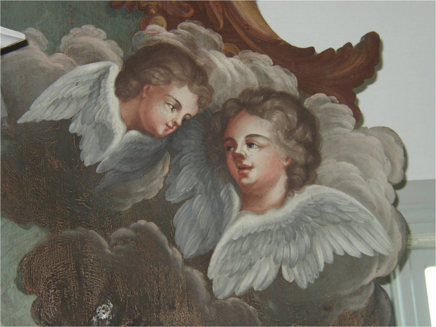 Detaljfoto av altaruppsatsens måleri, troligen utfört av hudiksvallskonstnären Paul Hallberg vid slutet av 1700-talet. 