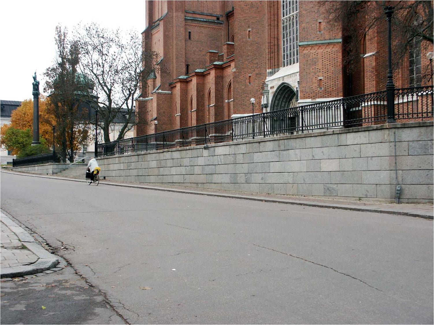 Biskopsgatan och muren som avgränsar domkyrkotomten mot söder. Till vänster ses kolonnen 
med skulpturen av ärkebiskop Jacob Ulvsson. Stödmuren markerar läget för de byggnader 
som fram till 1700-talet stod på platsen. 
