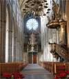 Mittskeppet med orgelläktaren och orgeln vars fasad byggdes om under Zettervalls
restaurering för att rosettfönstret skulle bli synligt nerifrån kyrkorummet. Bänkarna i 
nygotisk stil från samma tid. Predikstolen till höger är en av de delar som bevarats 
av 1700-talets kyrkorum. 

