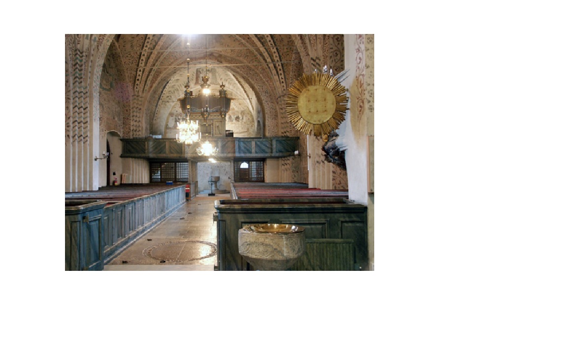 Den fasta inredningen i långhuset är tillverkad på 1700-talet. De medeltida kalkmålningarna togs åter fram vid en restaurering 1919-20. Kyrkan har två medeltida dopfuntar. Den ena, placerad i koret, ses till höger i förgrunden och den andra ses bakom läktaren i bildens mitt. 
