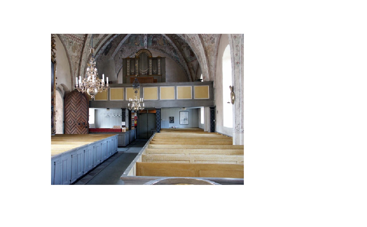 I väster finns läktare och orgel från 1842. Bänkinredningen tillkom vid 1933 års restaurering och gjordes med 1700-talets bänkinredning som förebild som delvis finns bevarad på läktaren. 