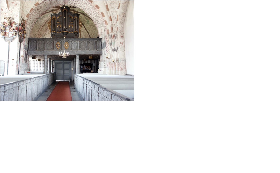 Läktaren byggdes redan 1673. Orgeln från 1740 är nyrestaurerad och räknas till 
en av de bäst bevarade barockorglarna i Uppland. 
