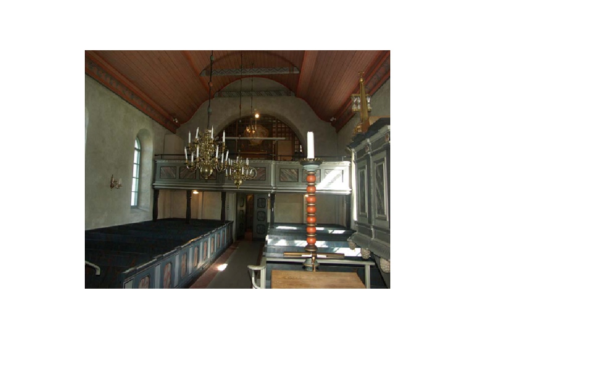 Kyrkorummet från koret. I förgrunden en av två svarvade ljushållare.