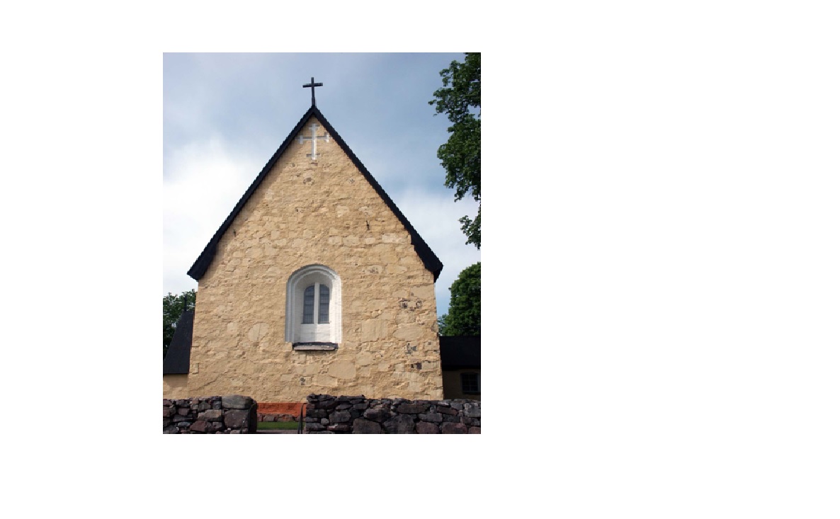 Kyrkans östra gavel har bevarat ett ursprungligt tvådelat fönster. 
Stenmurens struktur är synlig genom putsen. 
