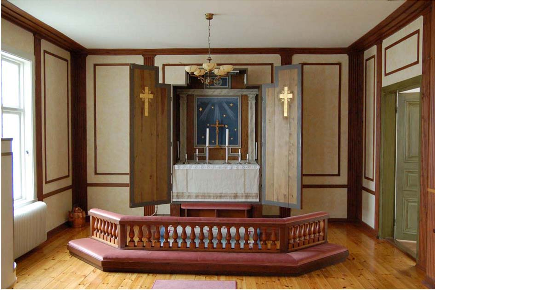 Det säregna altarskåpet kombinerar en medeltida tradition med ett modernt formspråk. Till höger leder dörren in mot sakristian. 