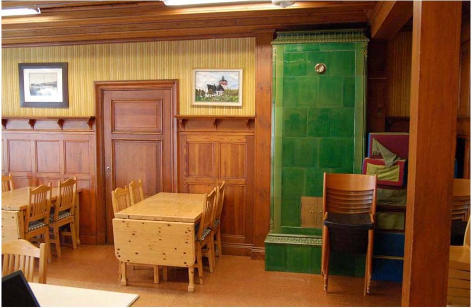 Den nedre salens boaserade och träfärgade väggar med synliga takbjälkar för tankarna till den svenska vasarenässansen. Rummet används idag som samlingssal. 