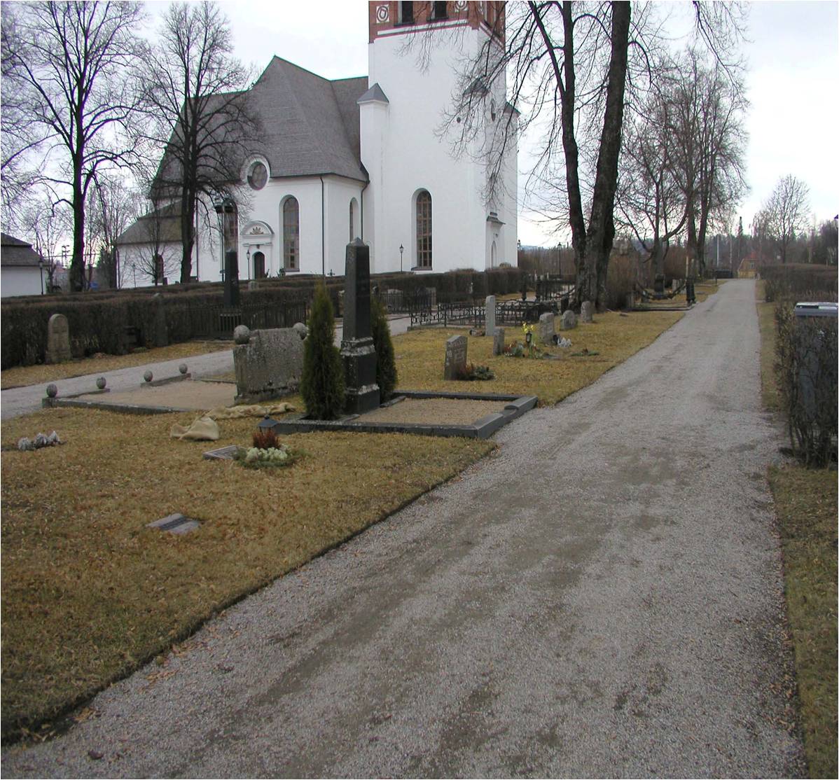 Äldsta kyrkogården med långa grusgångar. 