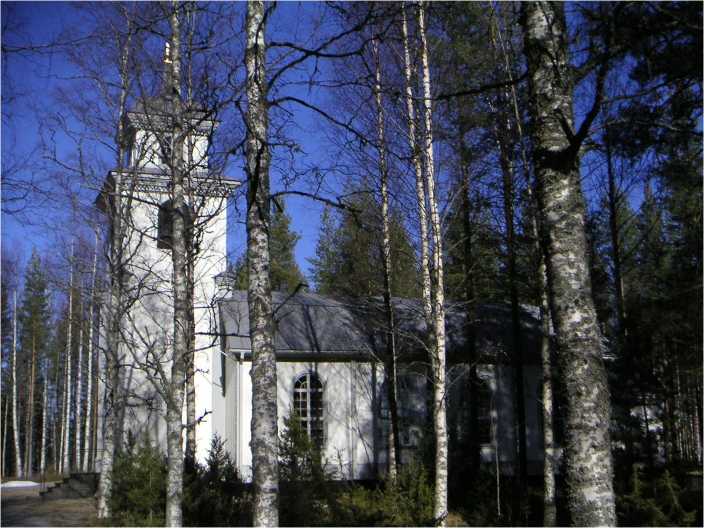 Annefors kapell sett från björkalléen, söder om kapellet. 