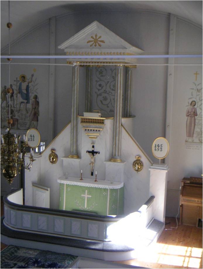Annefors kapells altarpredikstol. Notera väggmålningarna på sidorna, tillkomna under 1960-talet. 