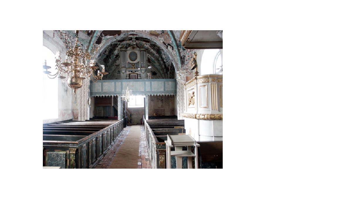 Kyrkorummet sett mot väster. Till höger ses den konsthistoriskt intressanta predikstolen av bildhuggaren JB Masreliez. 