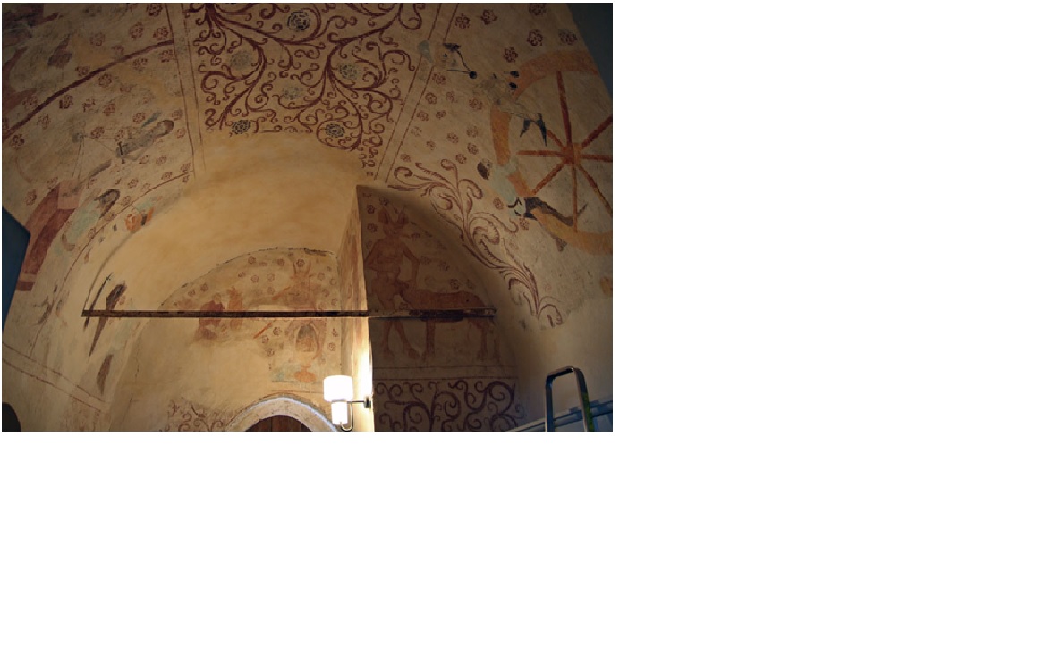 I vapenhuset har valvmålningarna en extra välbevarad lyster. Till höger skymtar bilden av livshjulet. 