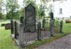 På kyrkogården finns många påkostade gravar från decennierna kring 1900. 
Här är en välbevarad grav i jugendstil norr om kyrkan. 
