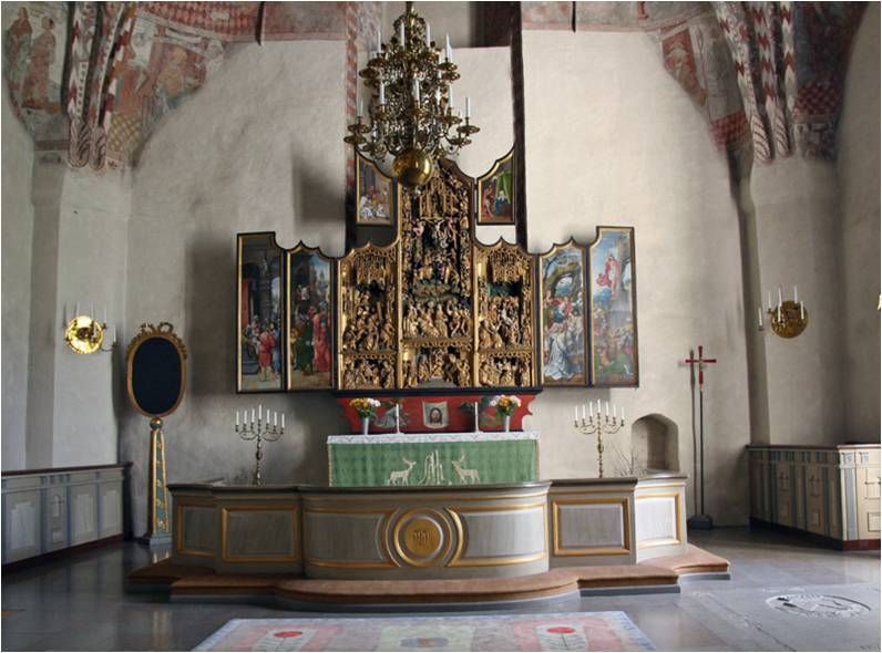 Altarskåpet är tillverkat omkring 1520 i Antwerpen och är ett av de märkligaste och mest 
välbevarade i Uppland. 
