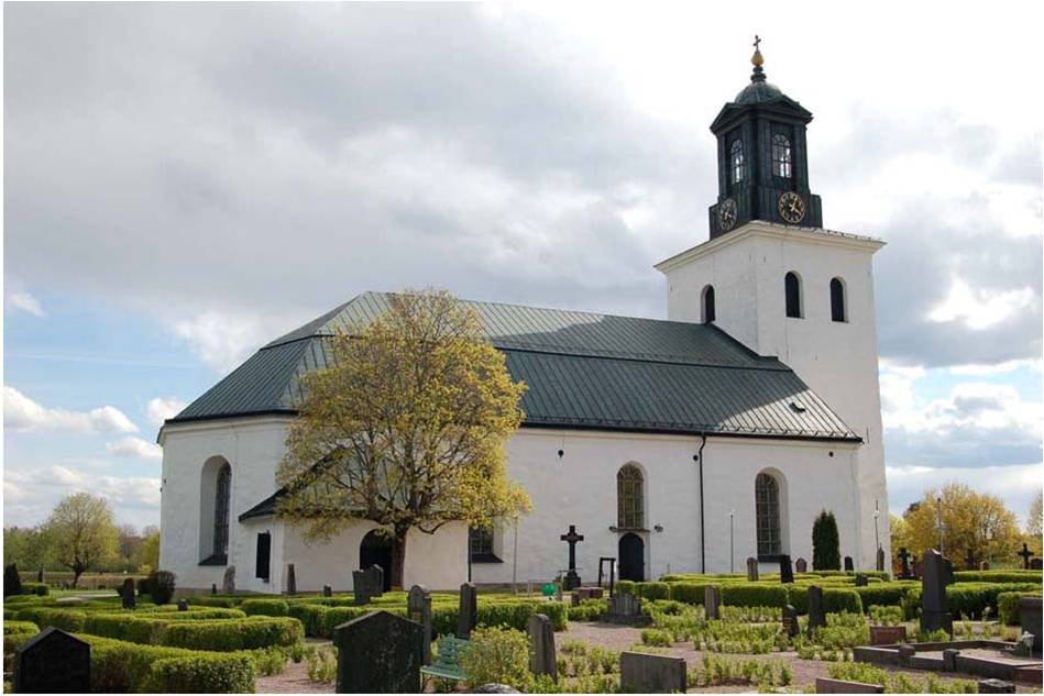 Torsåkers kyrka sedd från nordost. De tunga och odekorerade murarna, det stora taket och det förhållandevis låga tornet ger tillsammans ett kraftfullt uttryck. 