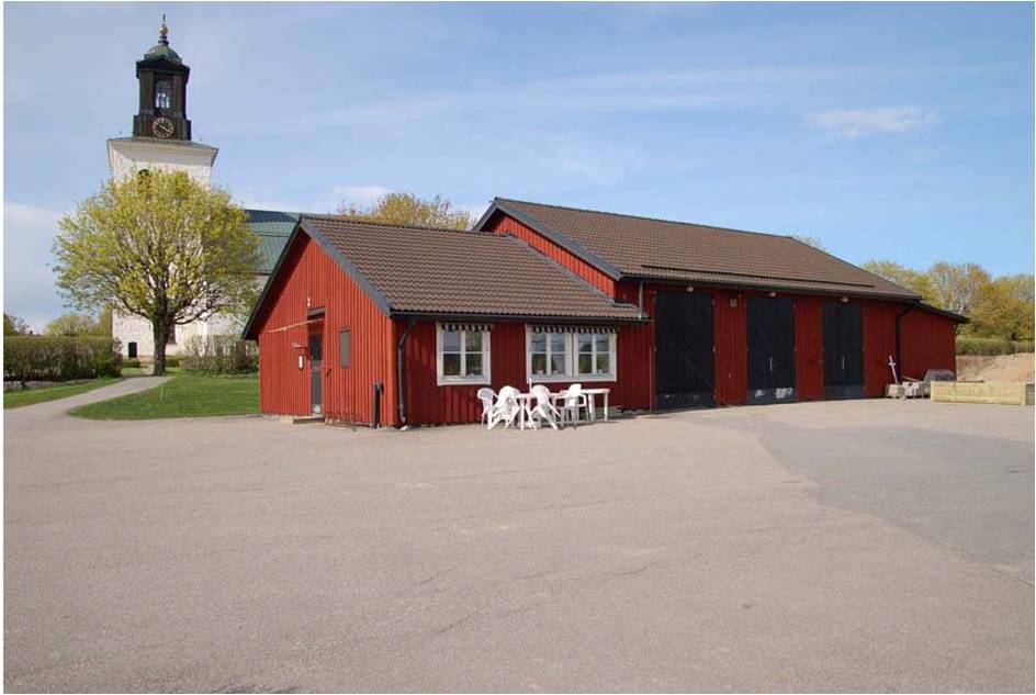 Kyrkoförvaltningens ekonomibyggnader strax söder om kyrkan. Utanför bilden till höger finns det senast tillkomna gravkvarteret, vilket ännu ej tagits i bruk. 