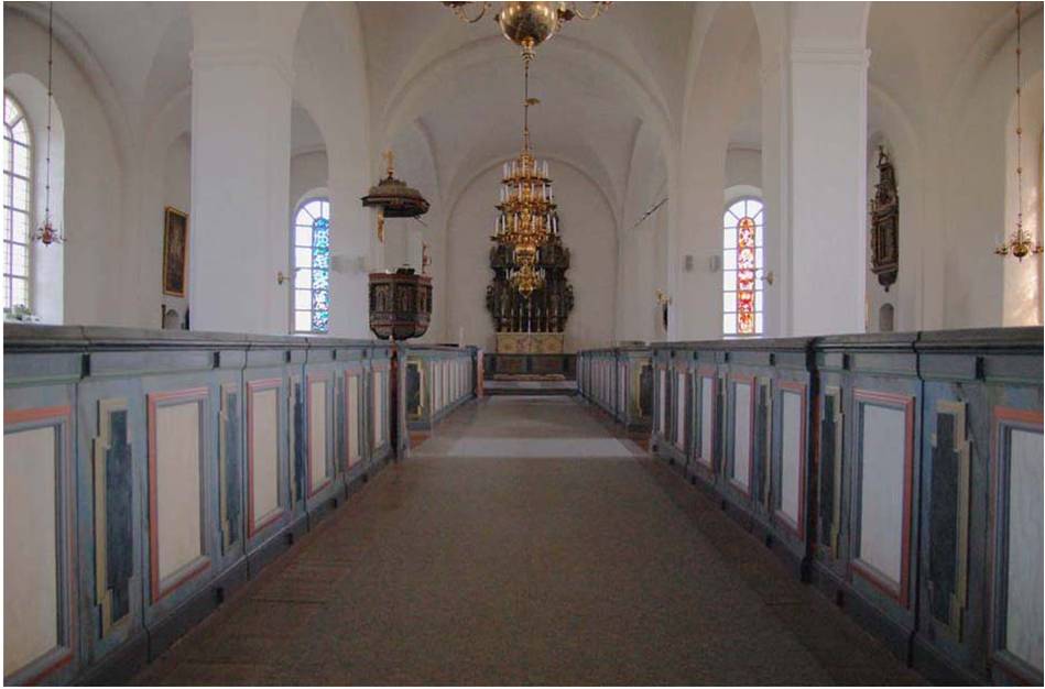 Det ljusa kyrkorummet är uppbyggd som en hallkyrka med lika höga sidoskepp och mittskepp. Den slutna bänkinredningen från 1949 ersatte 1895 års öppna och ansluter bättre till det ursprungliga utseendet. 