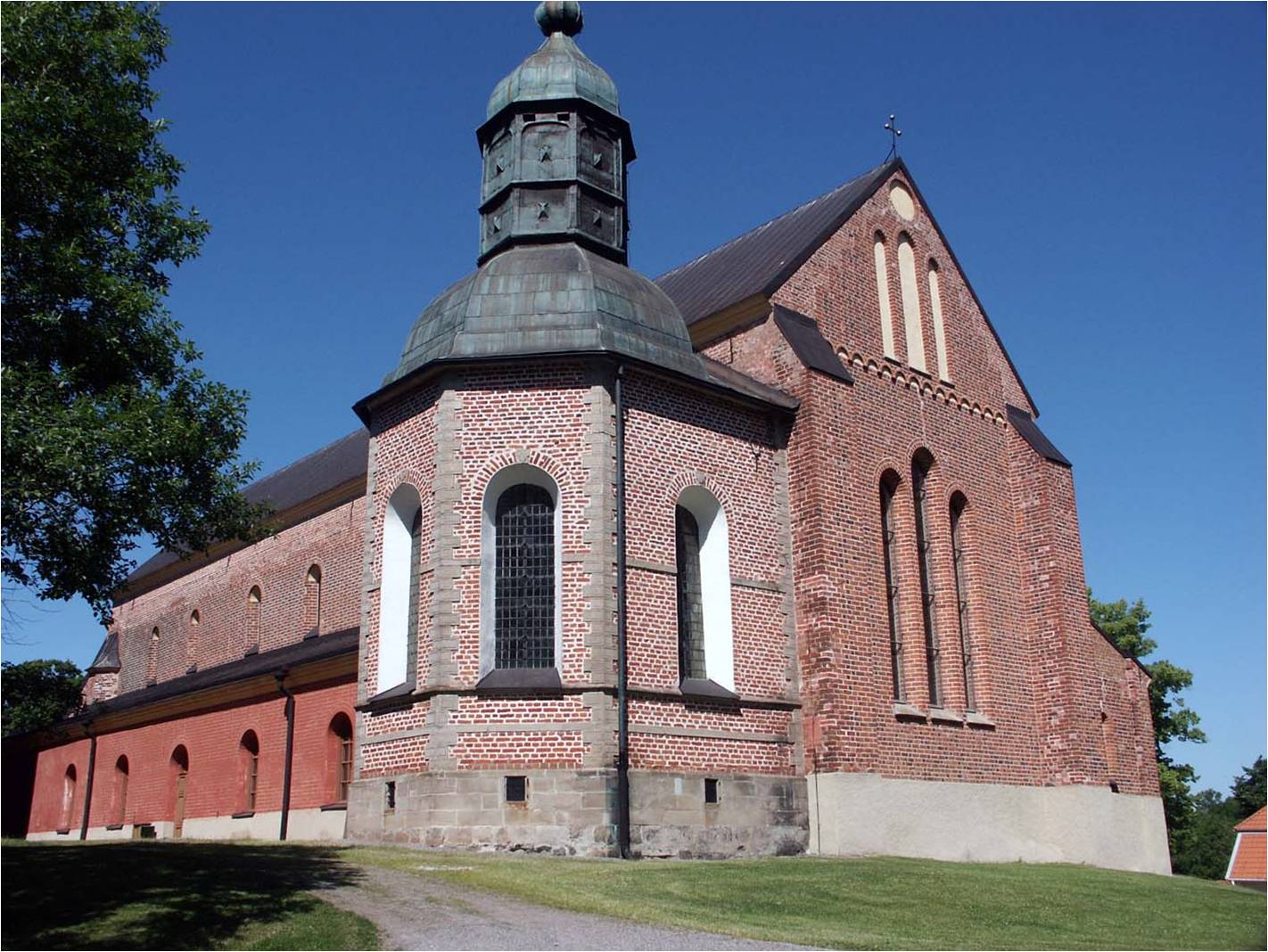 Gravkoret över Herman Wrangel byggdes på 1630-talet i renässansstil med fasader 
av tegel och sandsten. Den gotiska trefönstergruppen i kyrkans korgavel är typisk 
för den cisterciensiska arkitekturen. 
