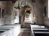 Den ålderdomliga interiören har stora stämningsmässiga värden. Altarpredikstolen är en 
av de få bevarade i sitt slag. 
