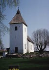 Adelsö kyrka från sydväst.