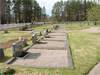 Skogskyrkogården i Ramsjö med många steninramade gravvårdar. 
