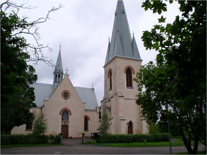 Harmångers kyrka med kastalen i förgrunden