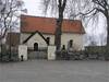 Håbo-Tibble kyrka från söder med vapenhus från 1490-talet. Södra bogårdsmuren med grindstolpar från 1849. 