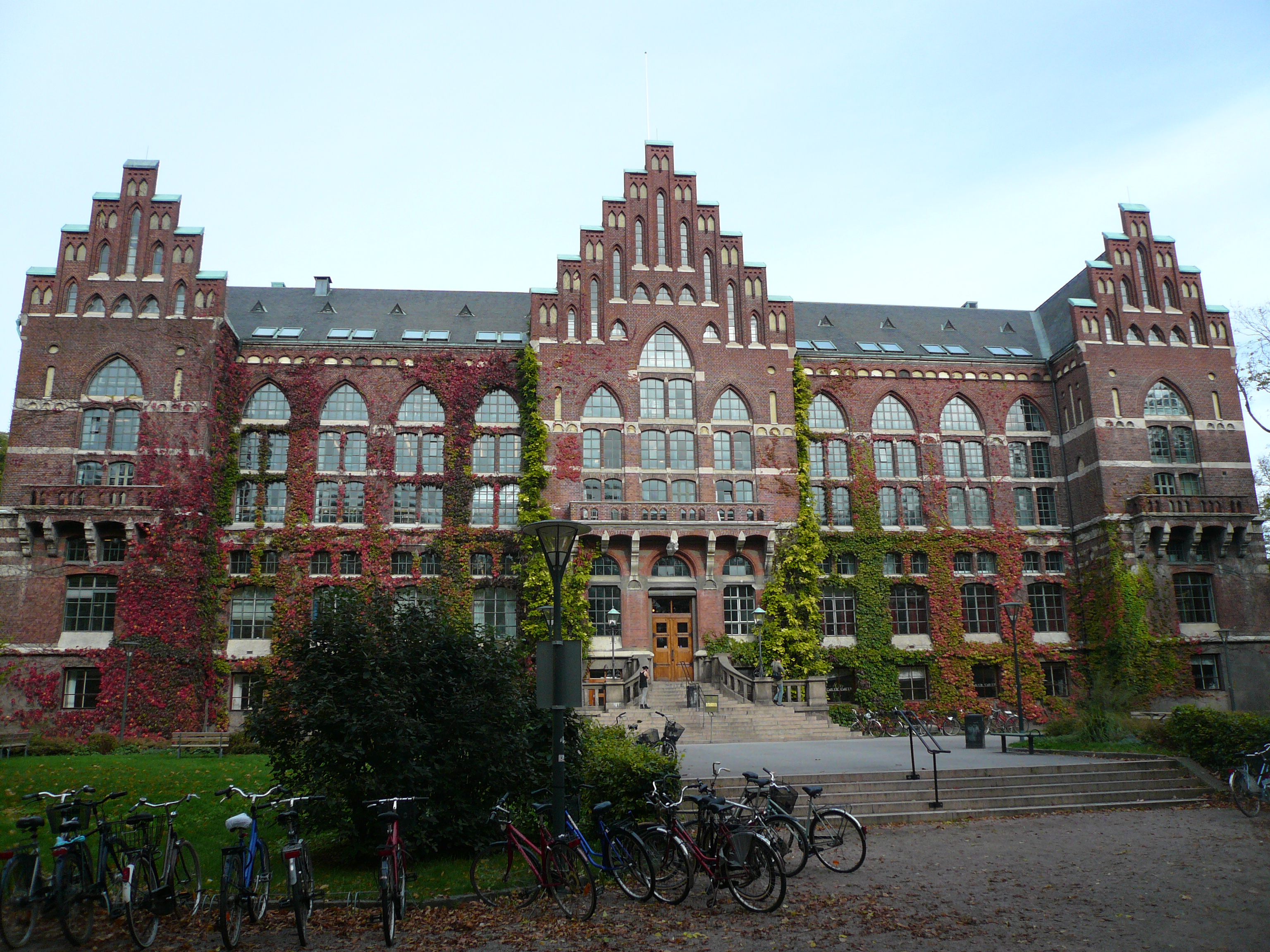 Universitetsbiblioteket. Den södra fasaden med huvudingeången.