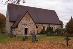 Kyrkans södra sida med långhus och vapenhus 