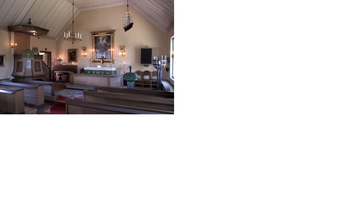 Interiör med altare, predikstol och dopfunt i koret.