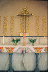 Sofia kyrka, altaret i koret med krucifix och förgylld dekor. 